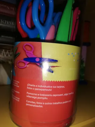 Tijeras de manualidades en caja