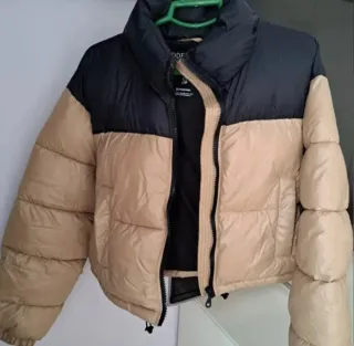 Chaqueta acolchada beige y negra