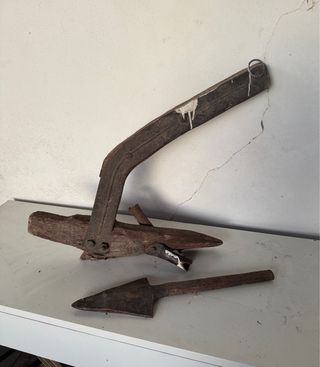 Arado antiguo de madera y metal