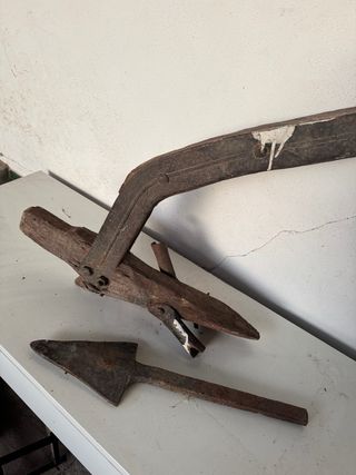 Arado antiguo de madera y metal