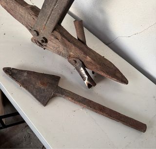 Arado antiguo de madera y metal