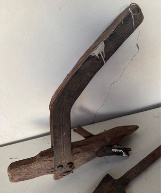 Arado antiguo de madera y metal