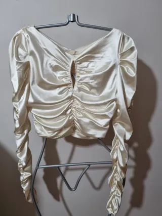 Blusa drapeada manga larga champagne.