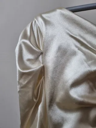 Blusa drapeada manga larga champagne.