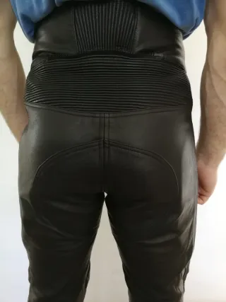 Pantalón motero cuero negro