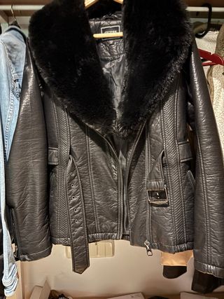 Chaqueta Guess Negra Piel Sintética