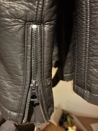 Chaqueta Guess Negra Piel Sintética