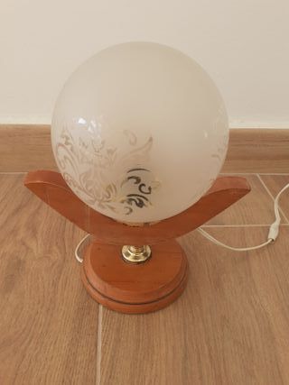 Lámpara globo cristal antigua madera mesita