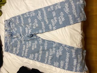 Pantalón vaquero Bershka estampado