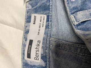Pantalón vaquero Bershka estampado