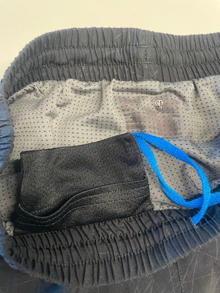 Shorts deportivos Under Armour negros