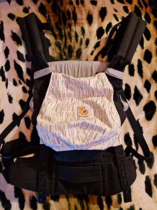 Mochila Portabebés Ergobaby Negra + cojín