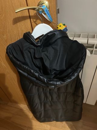 Chaleco efecto piel ZARA negro