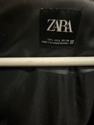 Chaleco efecto piel ZARA negro