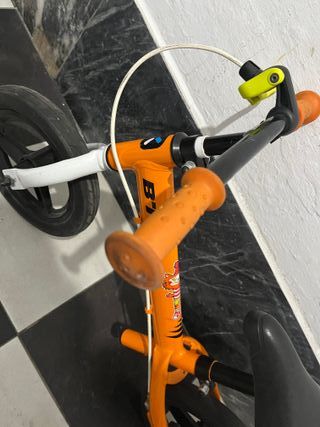 Bicicleta sin pedales naranja