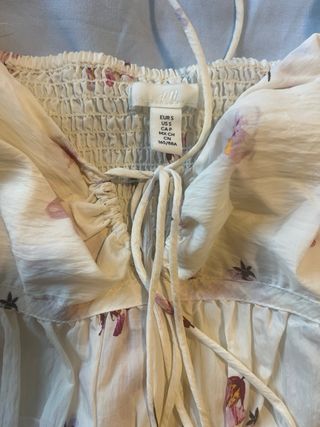 Blusa floral blanca y rosa manga abullonada