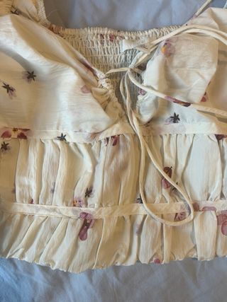 Blusa floral blanca y rosa manga abullonada