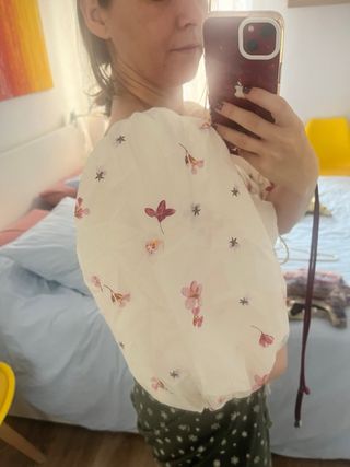 Blusa floral blanca y rosa manga abullonada