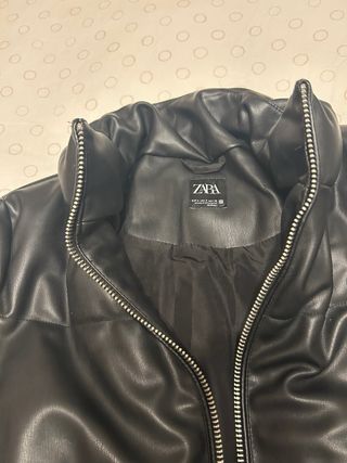 Cazadora efecto piel Zara Negra