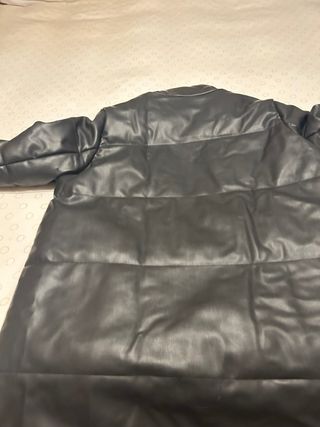 Cazadora efecto piel Zara Negra