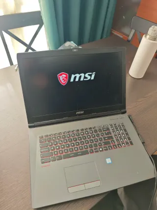 Portátil Ordenador MSI Negro y Rojo