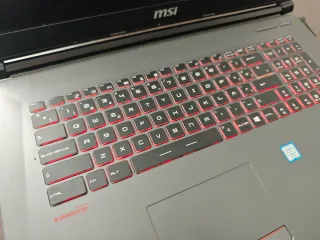 Portátil Ordenador MSI Negro y Rojo