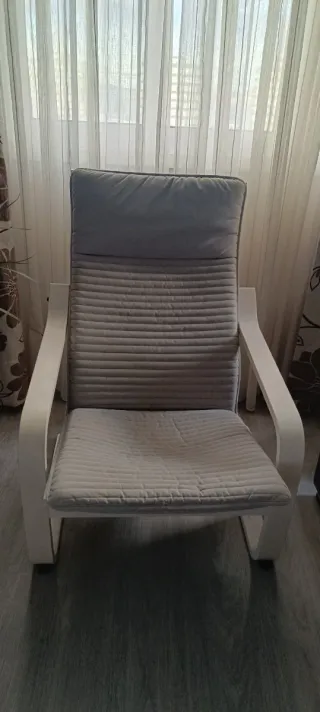 Sedia Poang Ikea grigia e struttura bianca