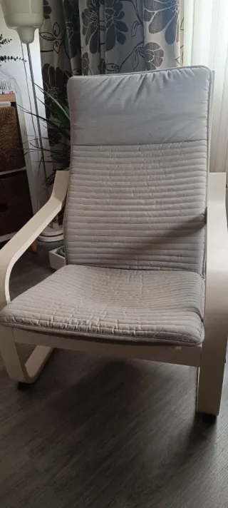 Sedia Poang Ikea grigia e struttura bianca