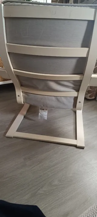 Sedia Poang Ikea grigia e struttura bianca