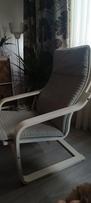 Sedia Poang Ikea grigia e struttura bianca