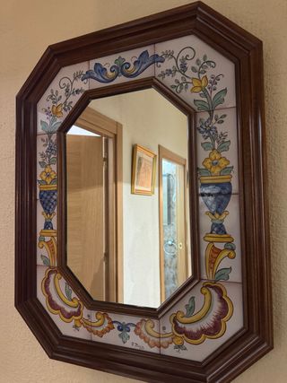 Specchio ottagonale con piastrelle decorative