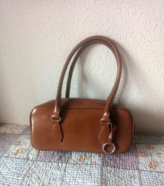 Bolso color marrón claro bowling mediano Bershka