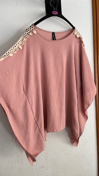 Blusa poncho rosa con encaje