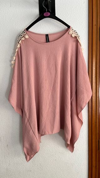 Blusa poncho rosa con encaje