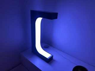 Expositor Levitante Zapatillas Luz LED con mando.