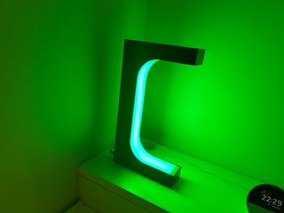 Expositor Levitante Zapatillas Luz LED con mando.