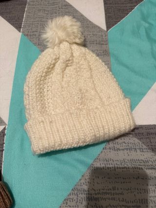 Gorro de lana con pompón