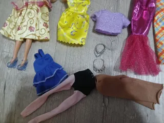 Muñeca con vestidos y accesorios