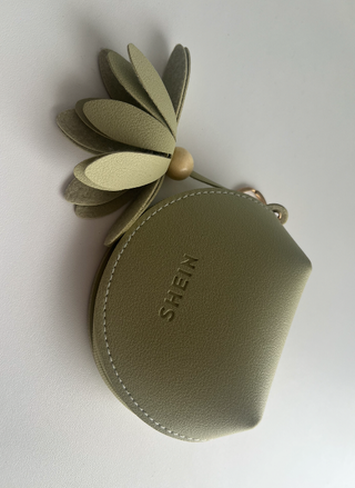 Monedero verde con detalle flor