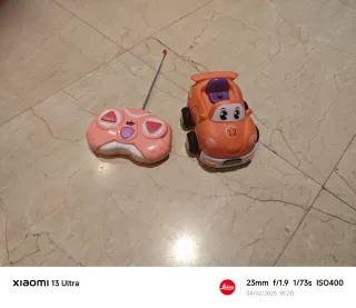 Coche teledirigido naranja con mando