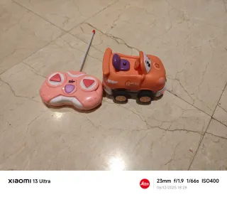 Coche teledirigido naranja con mando