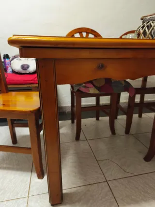 Mesa de comedor de madera