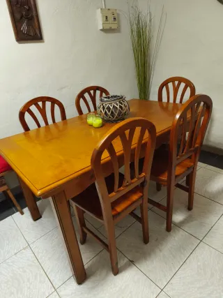 Mesa de comedor de madera