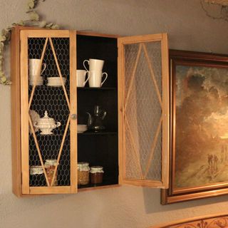 Alacena madera y malla de gallinero con 3 estantes