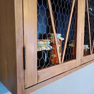 Alacena madera y malla de gallinero con 3 estantes