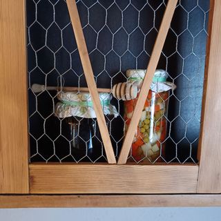 Alacena madera y malla de gallinero con 3 estantes