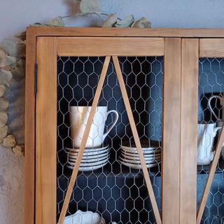 Alacena madera y malla de gallinero con 3 estantes