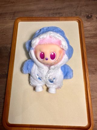 Labubu disfraz tiburón