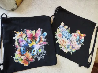 Mochilas negras con estampado de mariposas