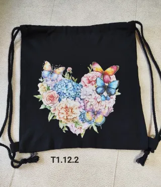 Mochilas negras con estampado de mariposas